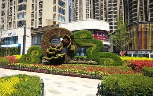 米老鼠卡通造型仿真綠雕批發(fā)價與松鼠小動物綠雕廠家定制服務(wù)