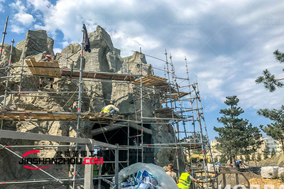 徐州萬達(dá)廣場(chǎng)人工TCP塑石假山景觀工程順利開工